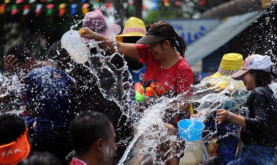 泰国举行盛大泼水节 各地成为欢乐海洋(组图)