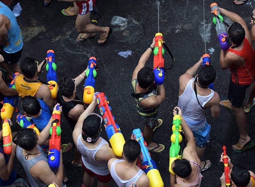 泰国举行盛大泼水节 各地成为欢乐海洋(组图)