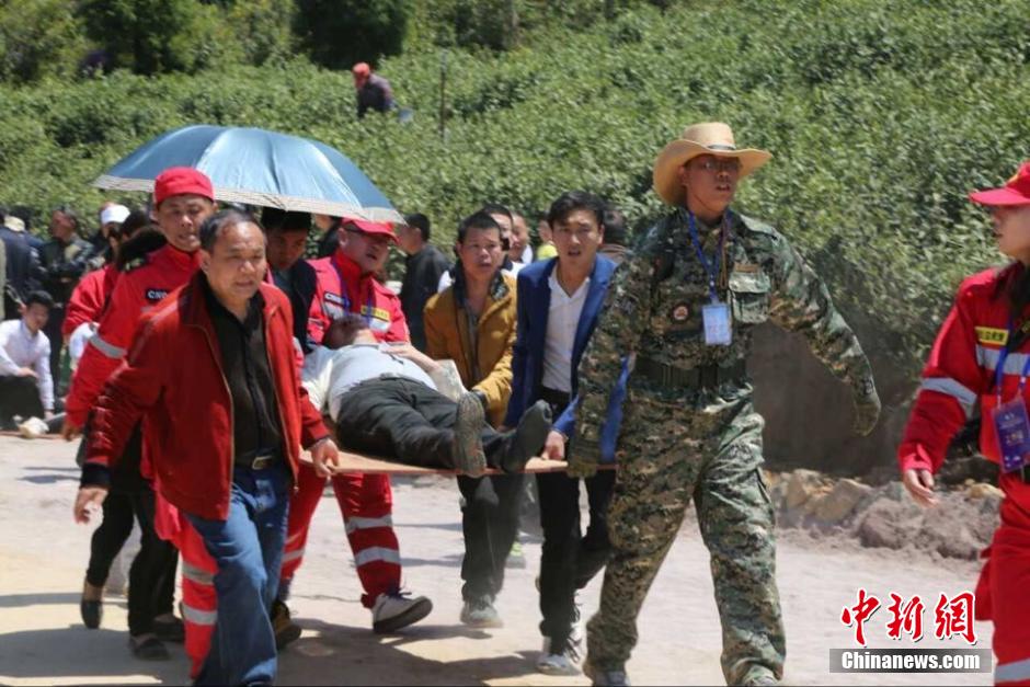 浙江杜鹃花旅游节看台发生坍塌 已致2死15伤