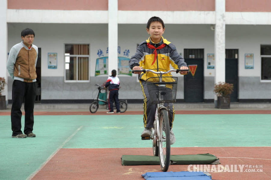 浙江余姚：小学生骑车上学要考“驾照” 