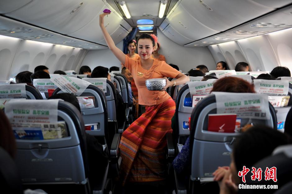 空姐变身“傣家少女”向旅客泼水送祝福