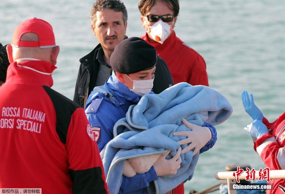 意大利移民船沉没致9人死亡 海警救起144人