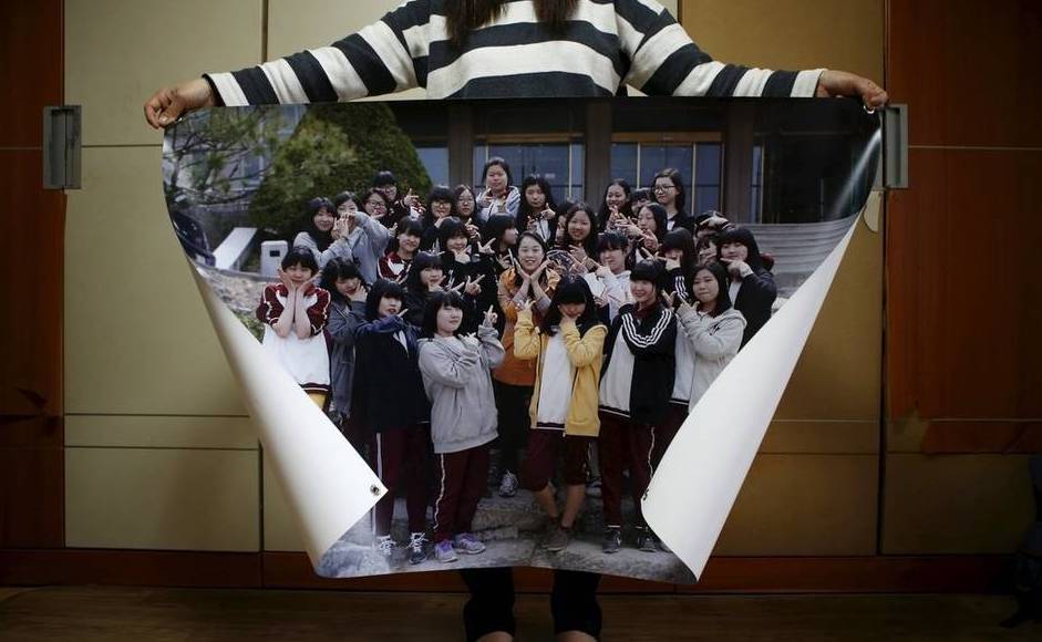 图片故事：韩国沉船一周年 父母家中盼儿归 