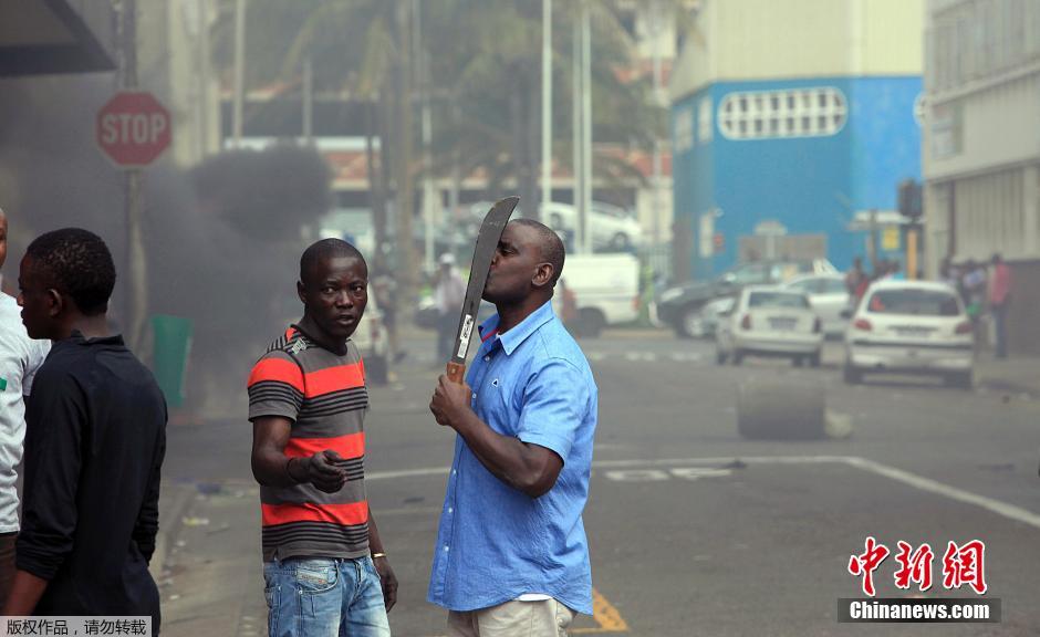 南非骚乱中持刀自卫的人