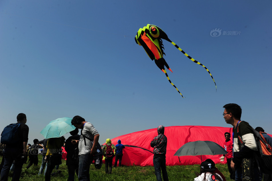 世界最大风筝在长沙放飞