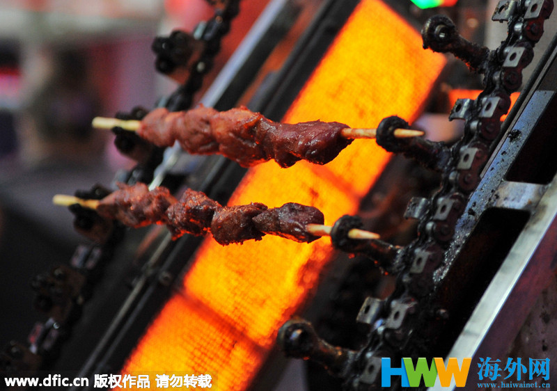 沈阳夜市惊现传送式“烤串神机” 一次可烤100只肉串