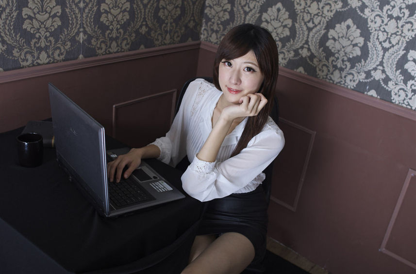 “台湾第一美腿”或代言游戏 长腿写真受追捧 