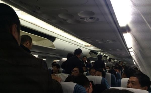 4名女乘客航班飞行途中互殴被拘