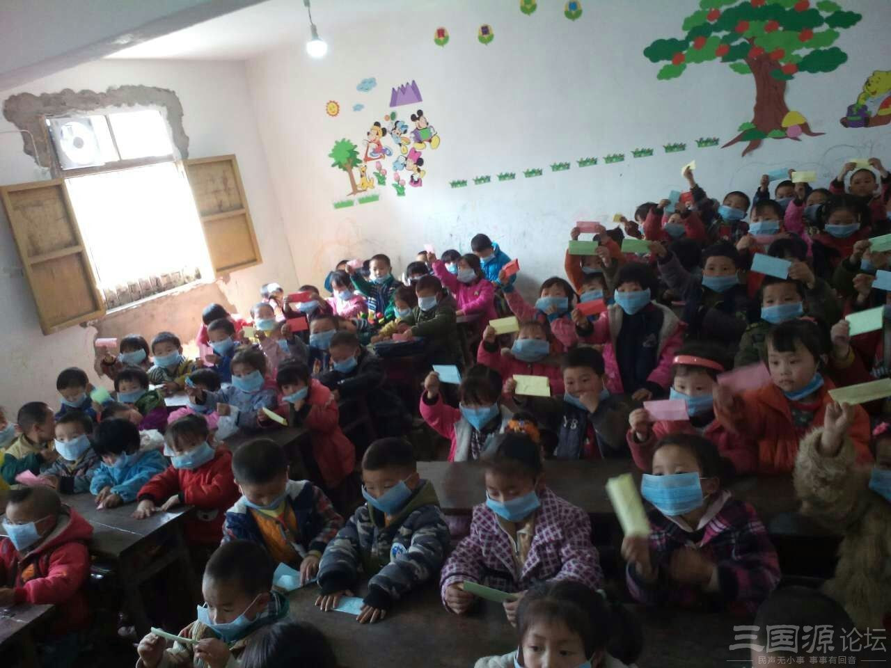 四川一幼儿园70余孩子戴口罩地下室上课