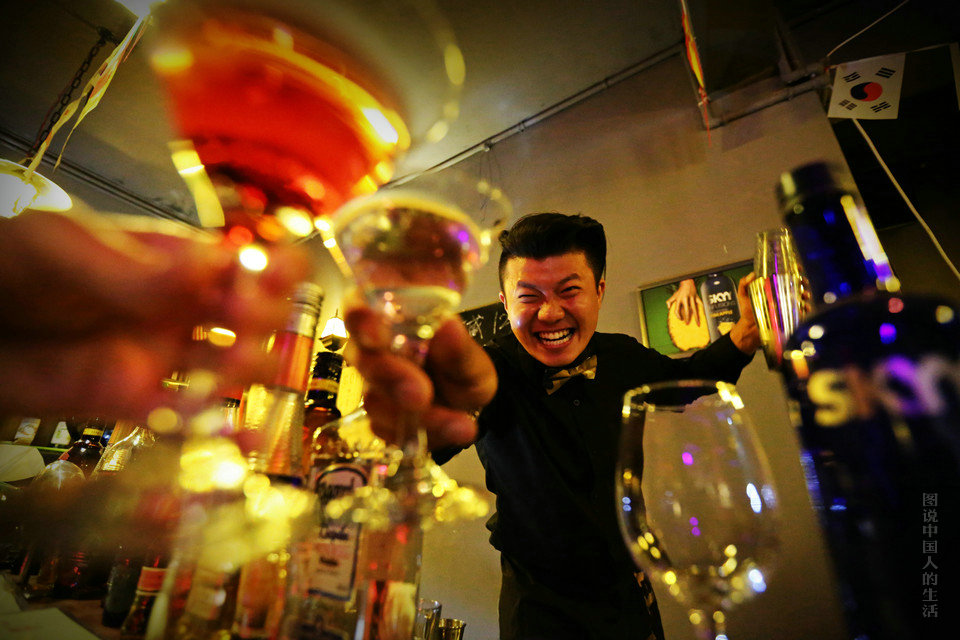 图说中国人的生活：调酒师的人生色彩