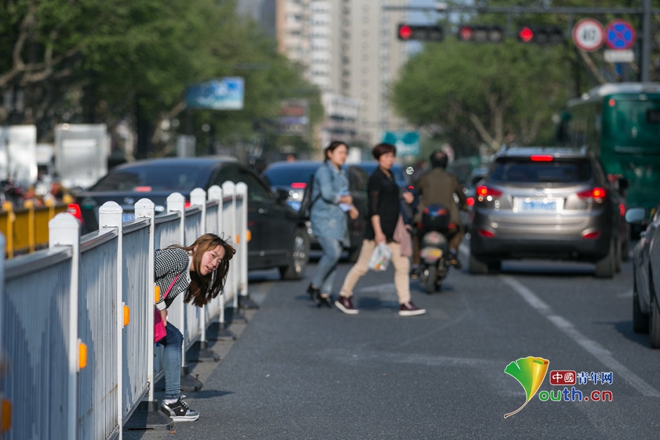 杭州行人过街图方便弯腰钻护栏