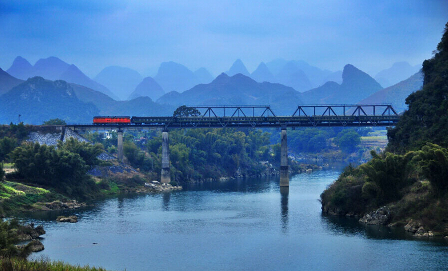 摄影师旅行数千公里拍下的中国火车