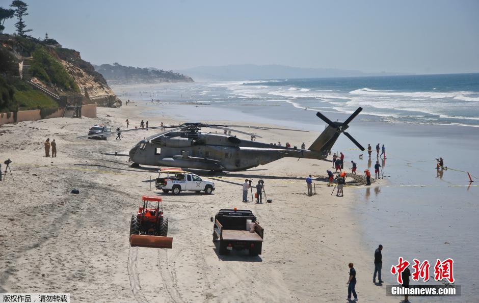 美军用直升机因漏油迫降海滩 遛弯民众淡定围观