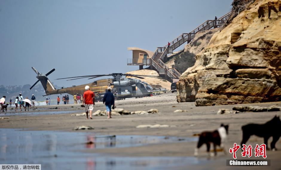 美军用直升机因漏油迫降海滩 遛弯民众淡定围观
