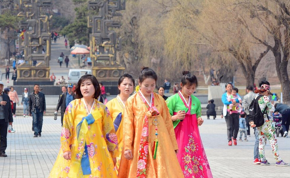 朝鲜女留学生与义工身穿艳丽服装 集体游吉林