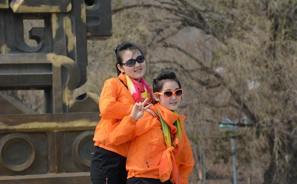 朝鲜女留学生与义工身穿艳丽服装 集体游吉林
