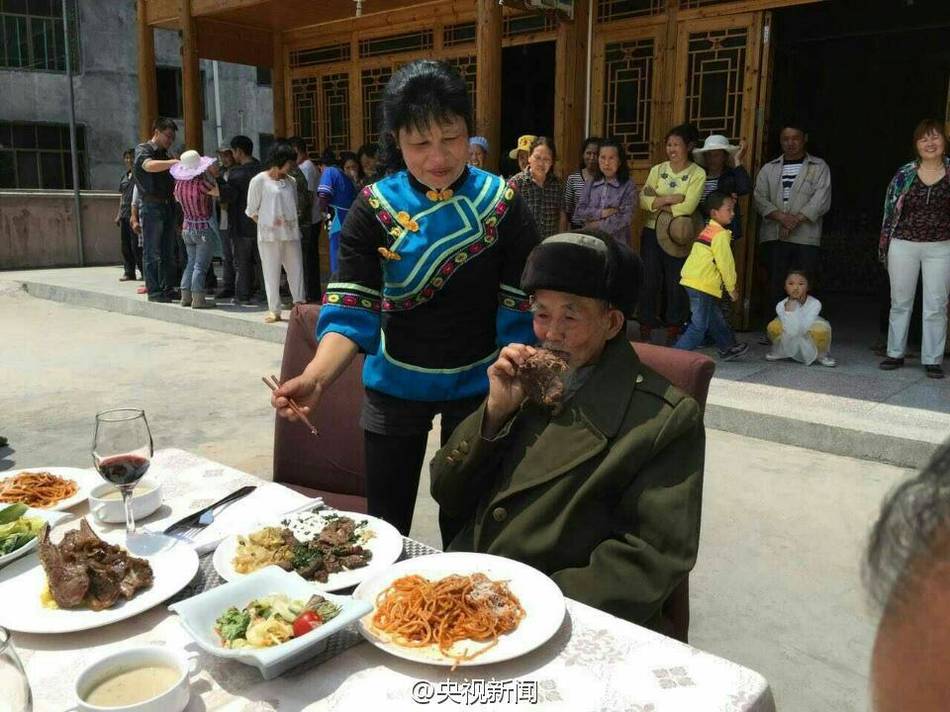 92岁农村老人吃上网购意大利牛排大餐