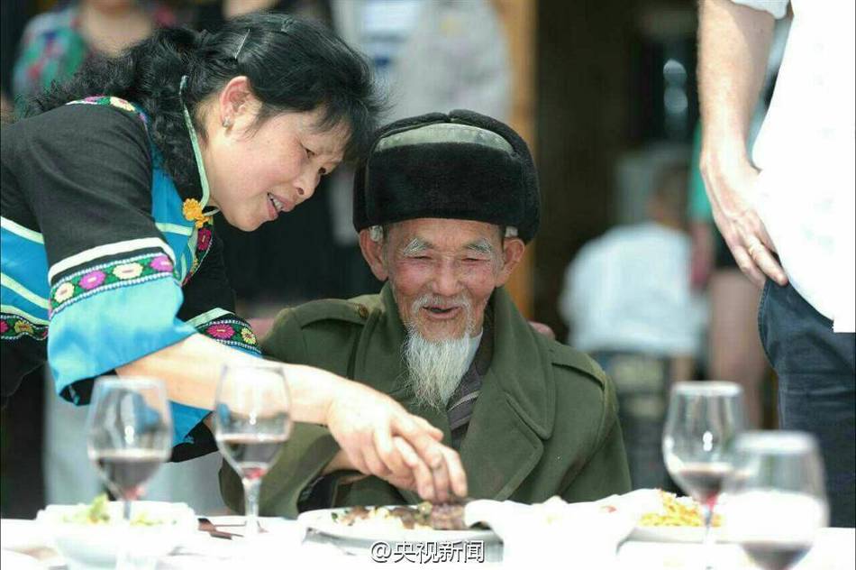 92岁农村老人吃上网购意大利牛排大餐