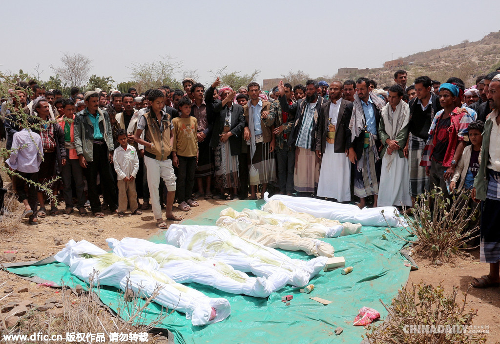 也门民众为在沙特空袭中丧生一家九口举行