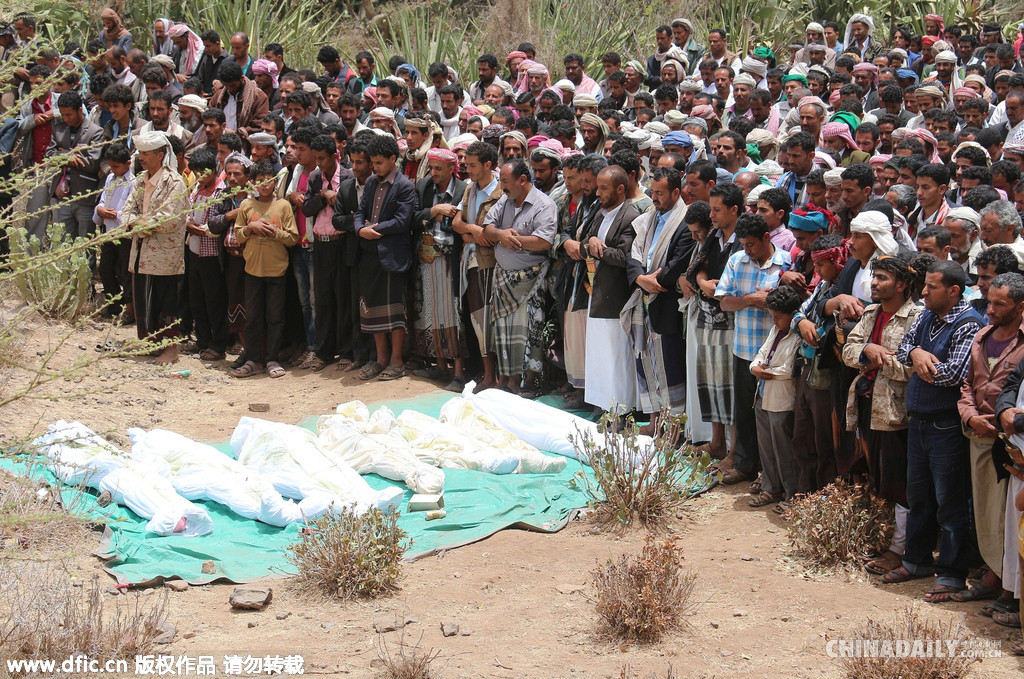 也门民众为在沙特空袭中丧生一家九口举行葬礼