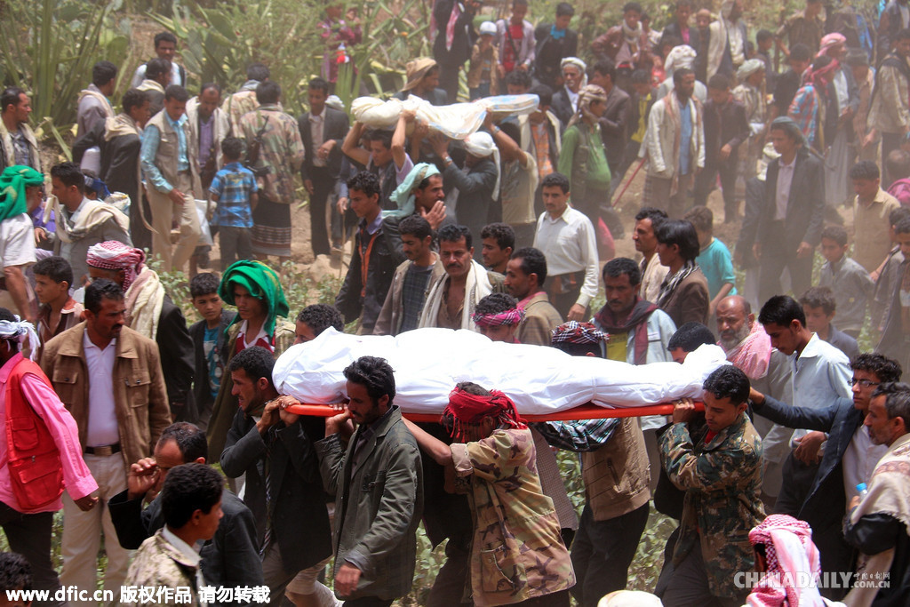 也门民众为在沙特空袭中丧生一家九口举行葬礼