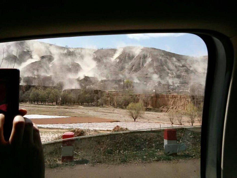 甘肃：地震引发山体土方滑落一幕