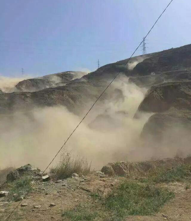 甘肃：地震引发山体土方滑落一幕