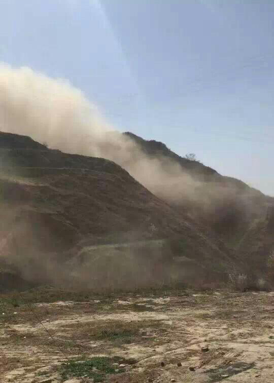 甘肃：地震引发山体土方滑落一幕