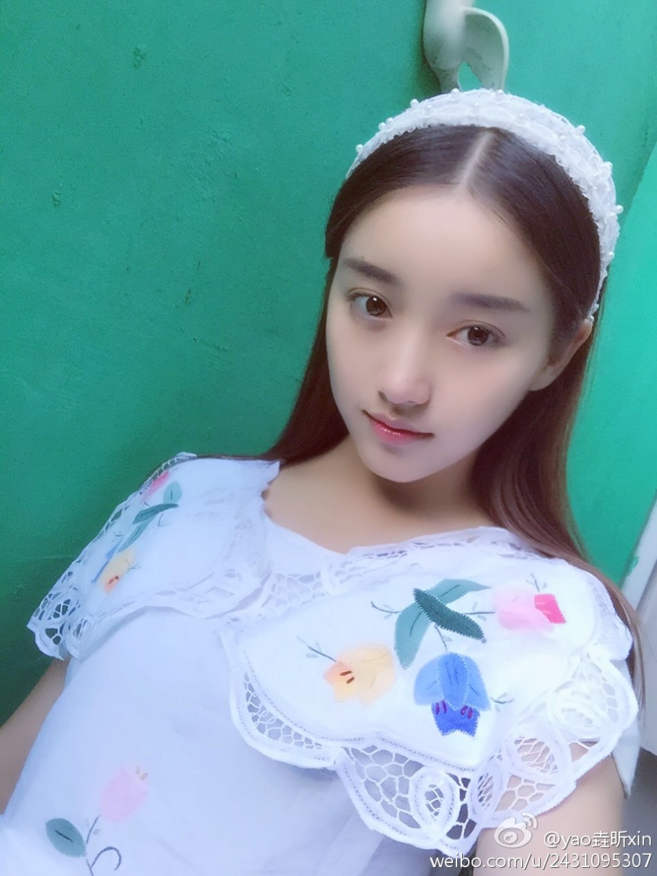 18岁中戏美女学霸爆红网络 清纯可人