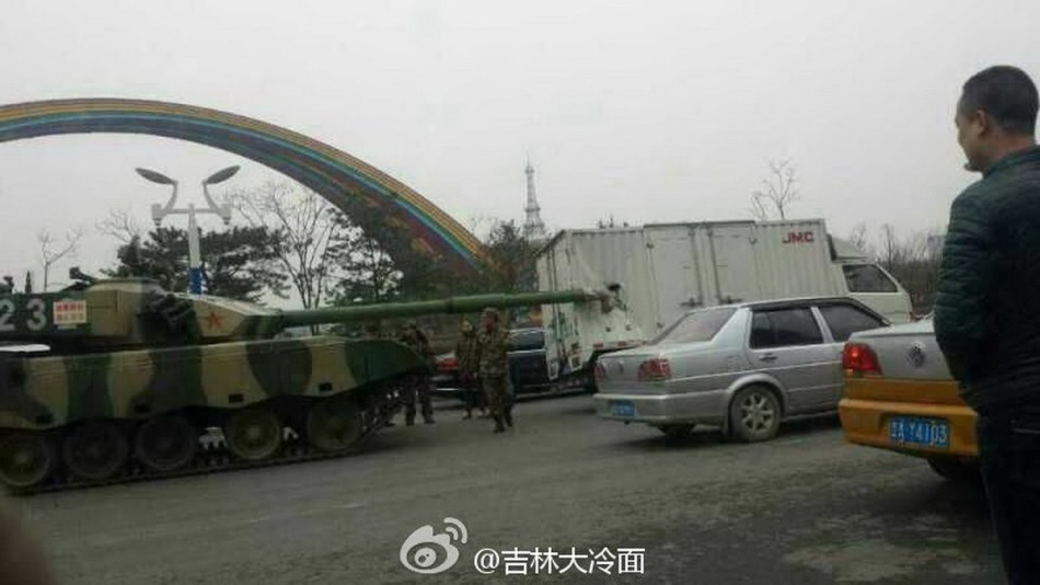 曝长春一坦克追尾货车 被称最牛交通事故