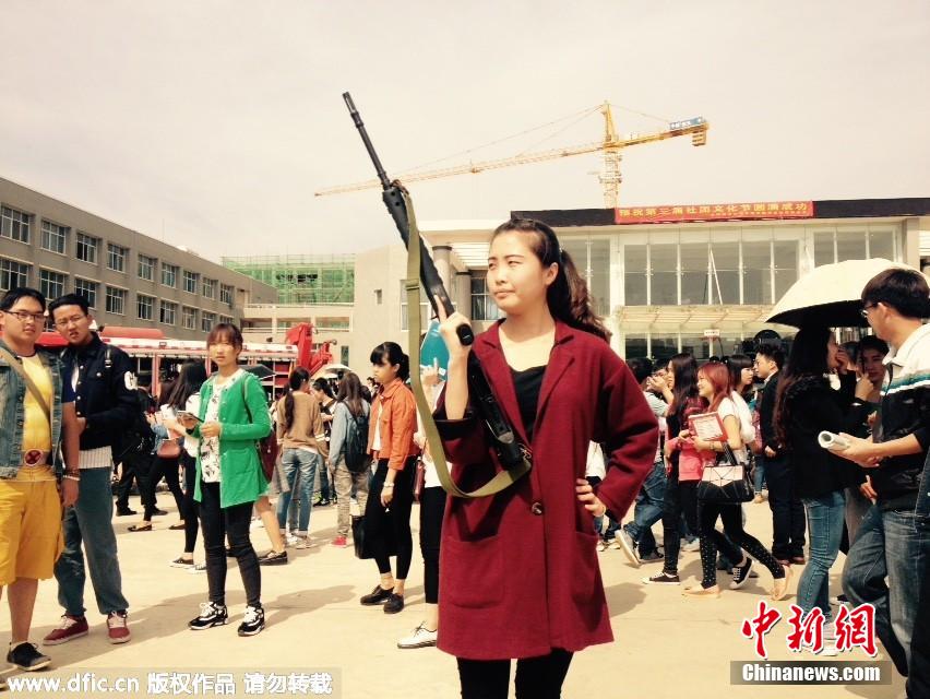 “剑齿虎”装甲车开校园 大学生“持枪”体验警备