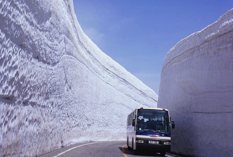 日本“雪墙公路”对外开放 两侧积雪20米