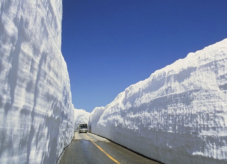 日本“雪墙公路”对外开放 两侧积雪20米