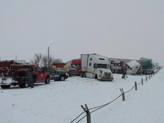 暴风雪致美国怀俄明州70车相撞