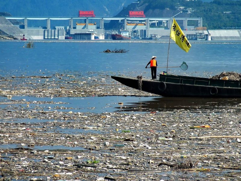 湖北秭归三峡库区现巨型垃圾漂浮带