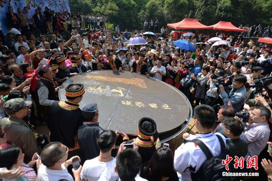 世界最大蕨根糍粑亮相湖南郴州