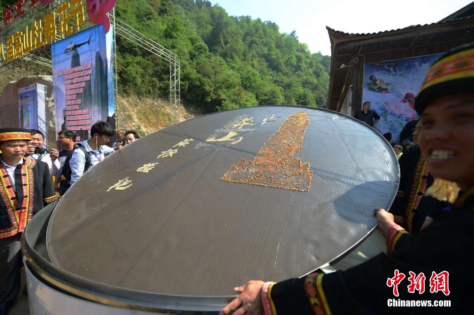 世界最大蕨根糍粑亮相湖南郴州