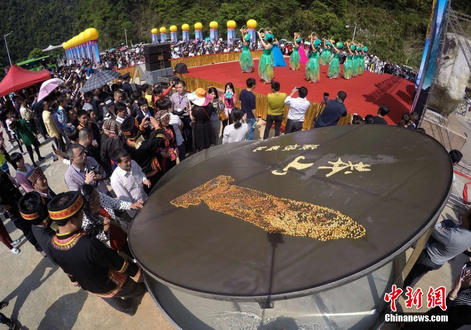 世界最大蕨根糍粑亮相湖南郴州
