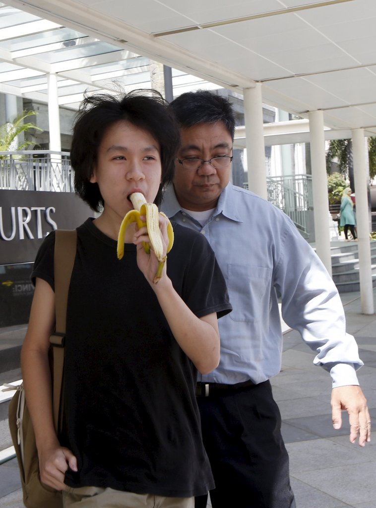 新加坡16岁少年录制视频抨击李光耀出庭受审