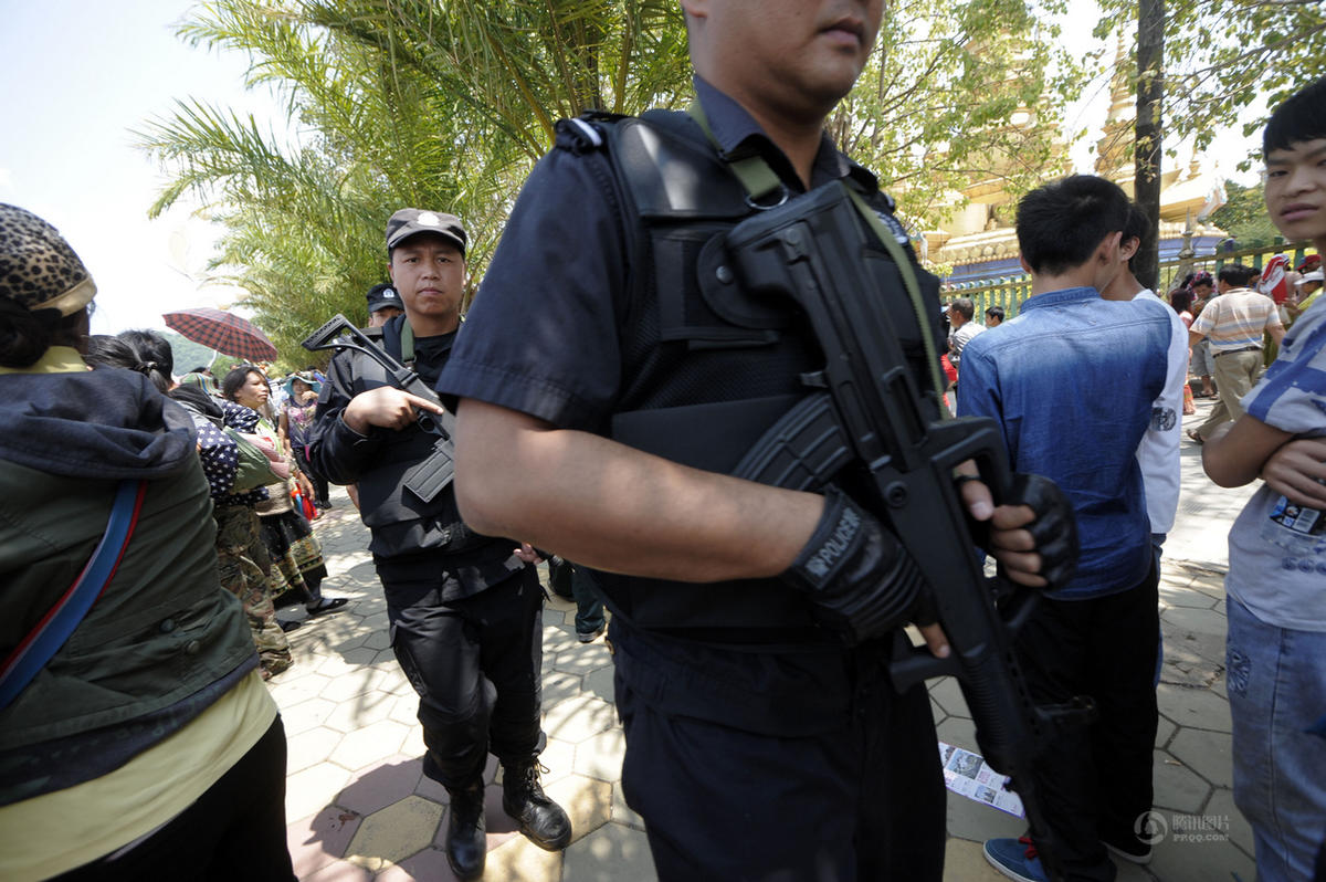 云南孟连县举行神鱼节 上万人下南垒河捕鱼
