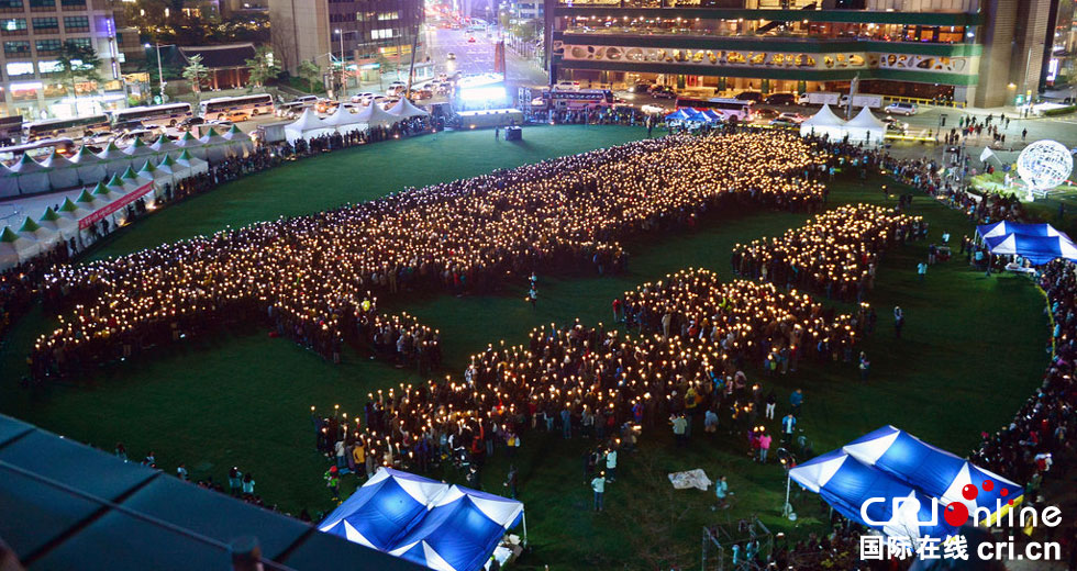 民众首尔广场举烛组成“世越号”船体形象