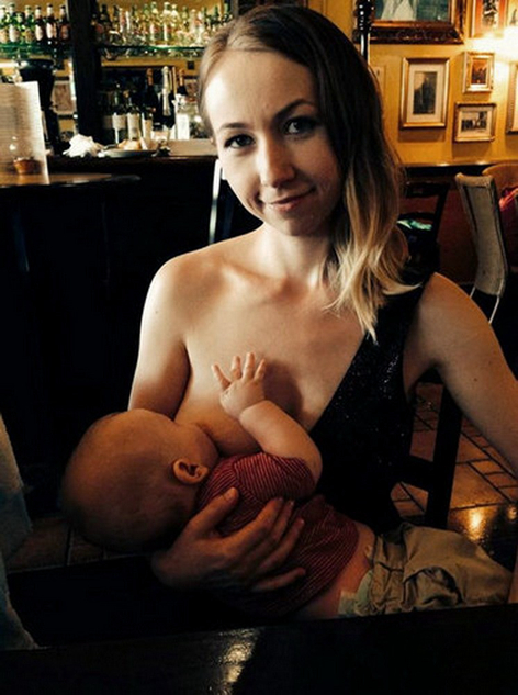 国外美女辣妈争晒哺乳照
