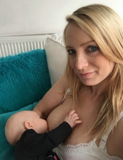 国外美女辣妈争晒哺乳照