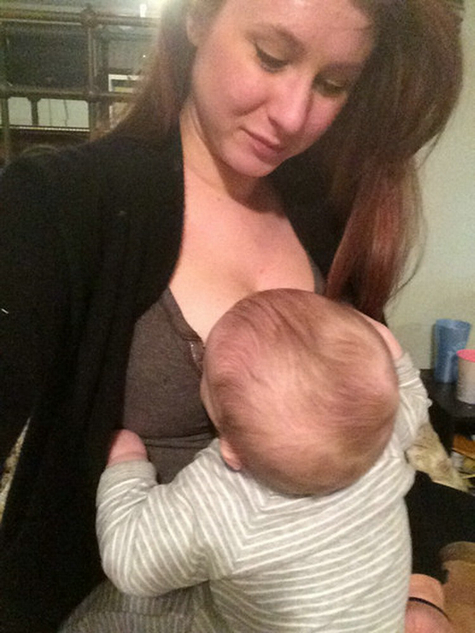 国外美女辣妈争晒哺乳照
