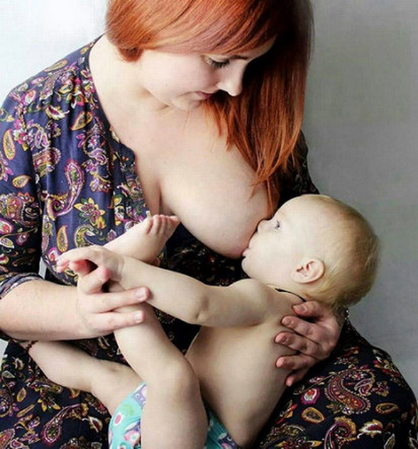 国外美女辣妈争晒哺乳照
