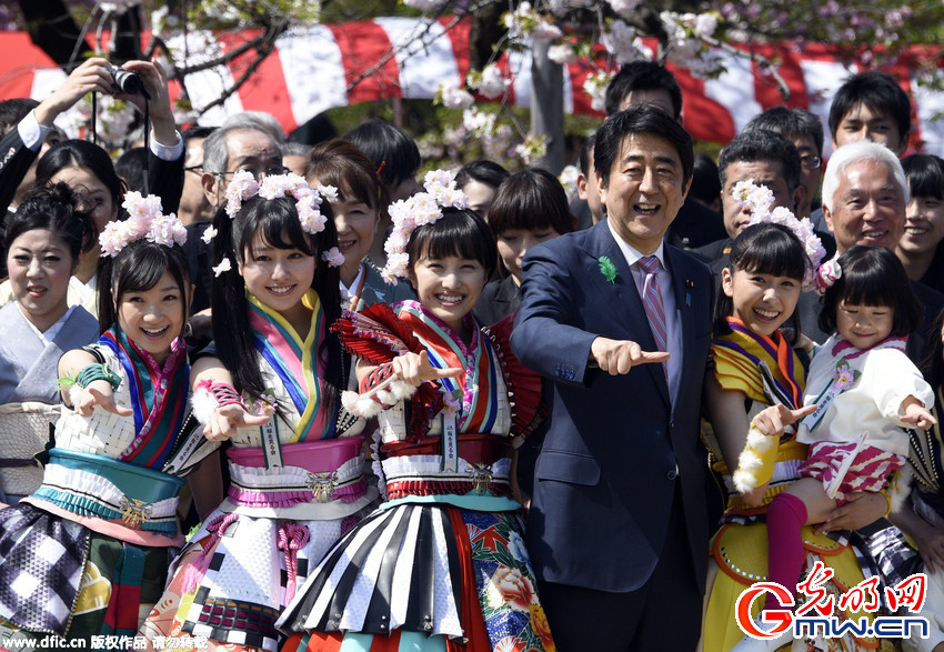 安倍参加年度赏樱大会 与少女组合成员一同摆pose