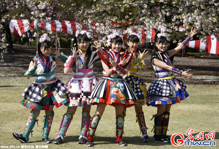 安倍参加年度赏樱大会 与少女组合成员一同摆pose