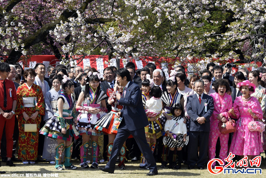 安倍参加年度赏樱大会 与少女组合成员一同摆pose