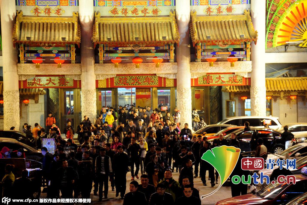 沈阳刘老根大舞台火爆市民排长队抢票