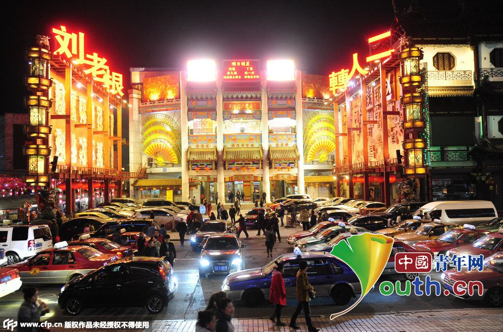 沈阳刘老根大舞台火爆市民排长队抢票